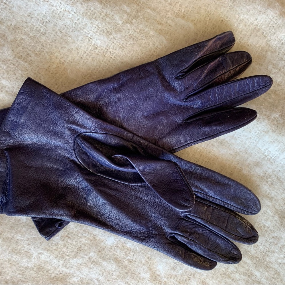 Vintage Italian navy blue leathered gloves. Size 8.